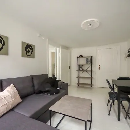 Historical Downtown Apartment *