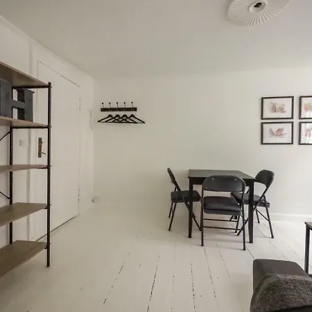 Historical Downtown Apartment *
